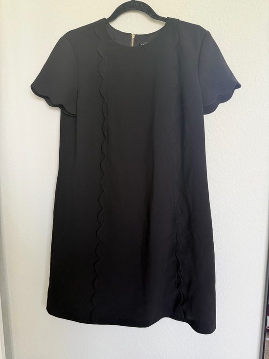 Tahari Dresses & Skirts - Tahari Black Cap Sleeve Scalloped Dress